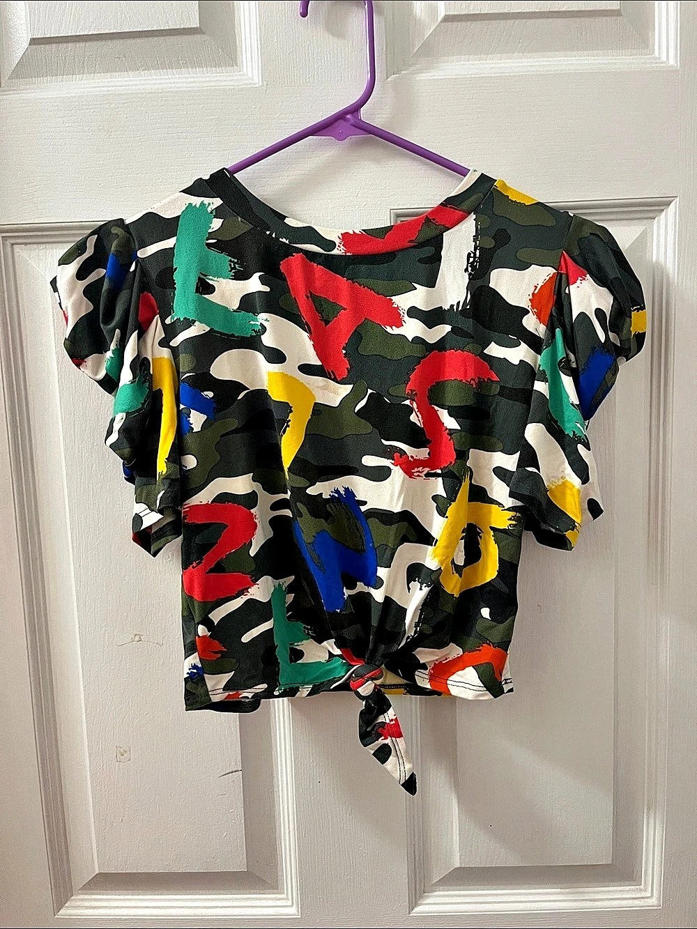 Camo Short Sleeve Top in Black & Multicolor Like New